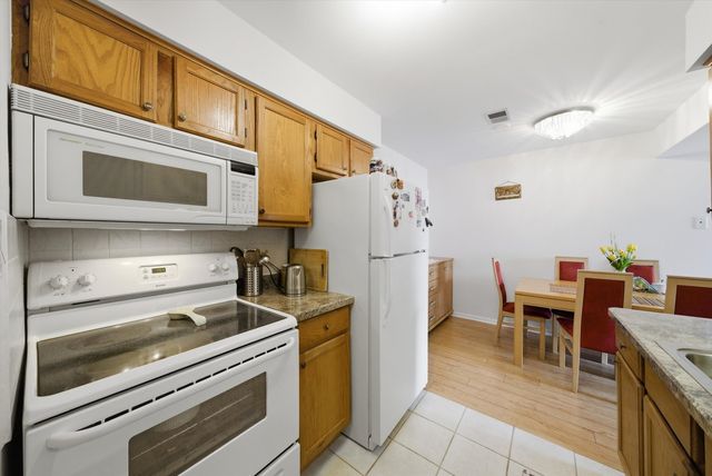 6135 W 94th Street C8, Oak Lawn, IL 60453