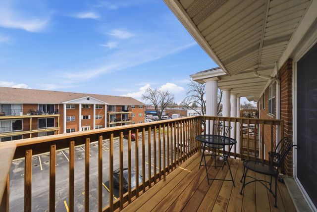 6135 W 94th Street C8, Oak Lawn, IL 60453