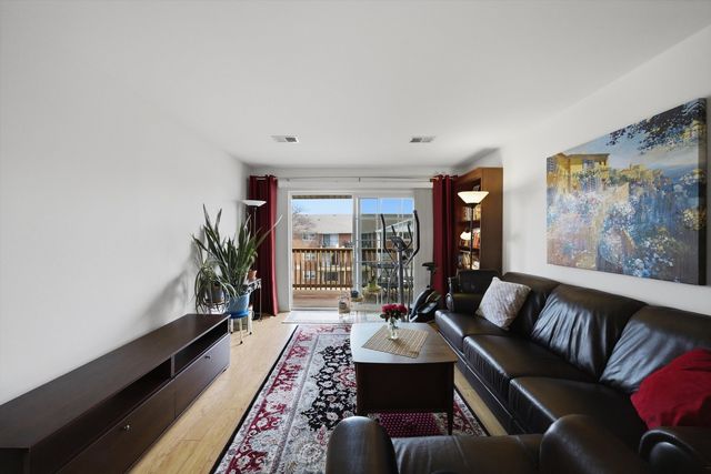 6135 W 94th Street C8, Oak Lawn, IL 60453