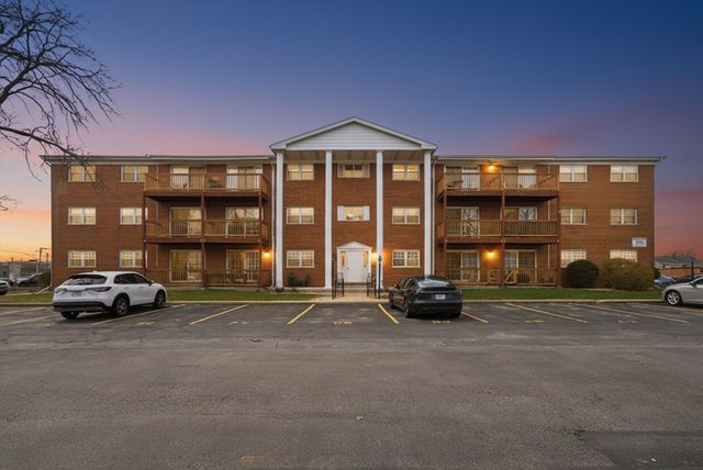 6135 W 94th Street C8, Oak Lawn, IL 60453