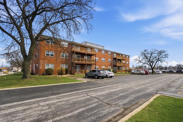 6135 W 94th Street C8, Oak Lawn, IL 60453