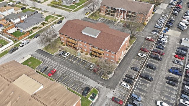 6135 W 94th Street C8, Oak Lawn, IL 60453