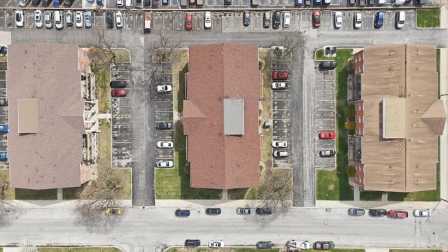 6135 W 94th Street C8, Oak Lawn, IL 60453