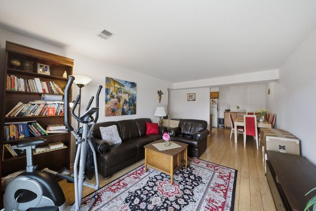 6135 W 94th Street C8, Oak Lawn, IL 60453