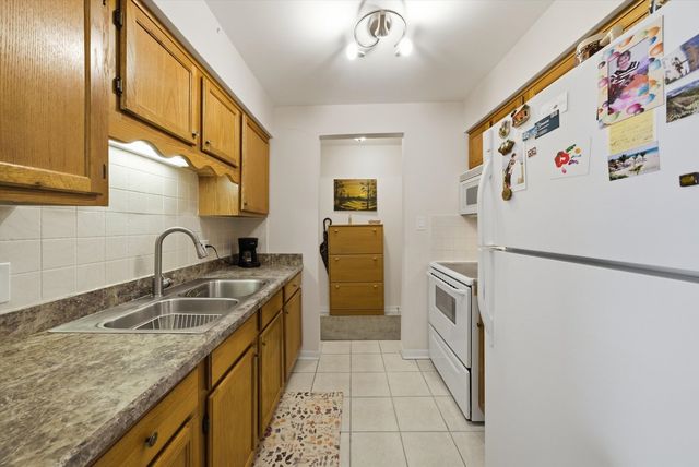 6135 W 94th Street C8, Oak Lawn, IL 60453