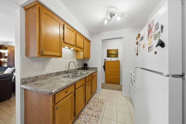 6135 W 94th Street C8, Oak Lawn, IL 60453