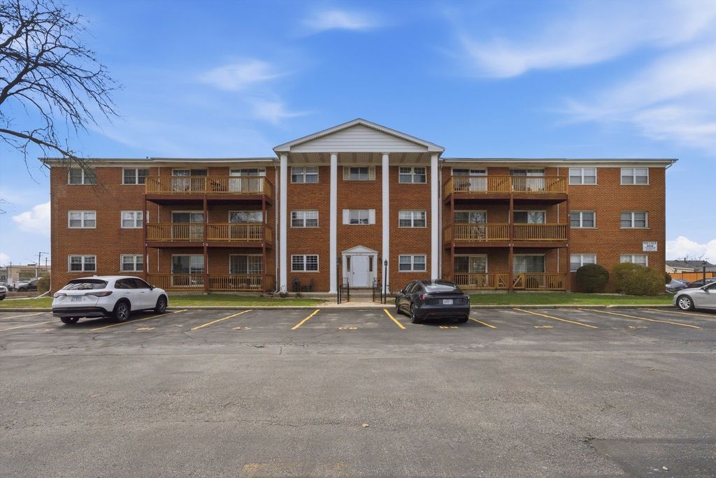 6135 W 94th Street C8, Oak Lawn, IL 60453