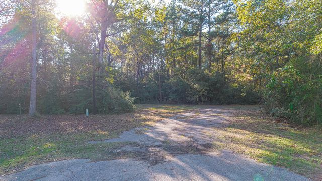 000 Broken Arrow, Onalaska, TX 77360