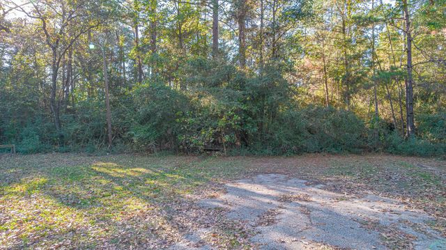 000 Broken Arrow, Onalaska, TX 77360