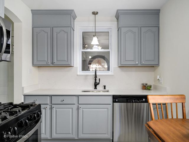 6057 W Melrose Street, Chicago, IL 60634