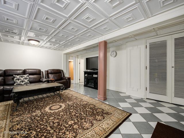 6057 W Melrose Street, Chicago, IL 60634