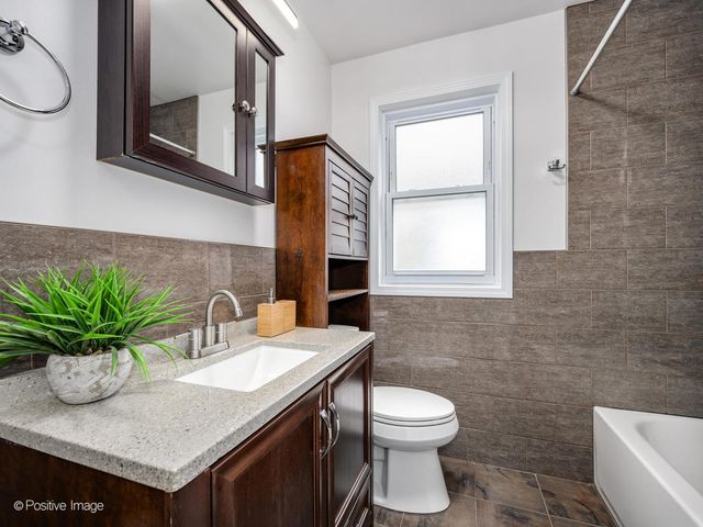 6057 W Melrose Street, Chicago, IL 60634