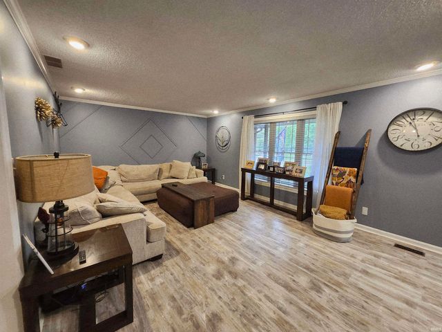 8301 LANCASTER Drive, Newburgh, IN 47630