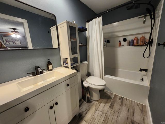 8301 LANCASTER Drive, Newburgh, IN 47630