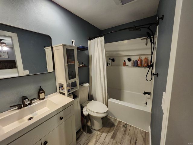 8301 LANCASTER Drive, Newburgh, IN 47630
