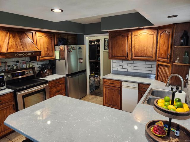 8301 LANCASTER Drive, Newburgh, IN 47630