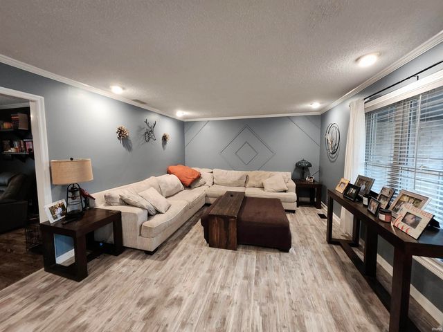 8301 LANCASTER Drive, Newburgh, IN 47630