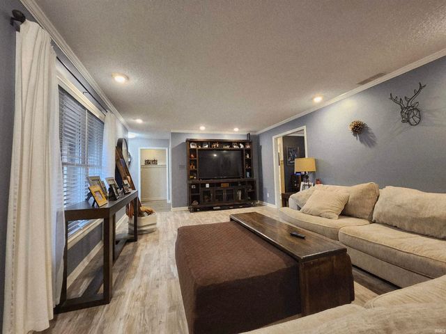 8301 LANCASTER Drive, Newburgh, IN 47630