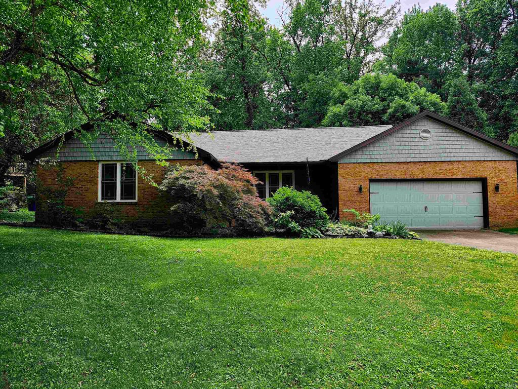8301 LANCASTER Drive, Newburgh, IN 47630