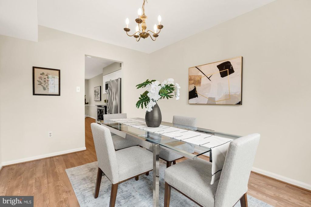 Image 12 of property listing at 19 SHAGBARK CT, Rockville, MD 20852