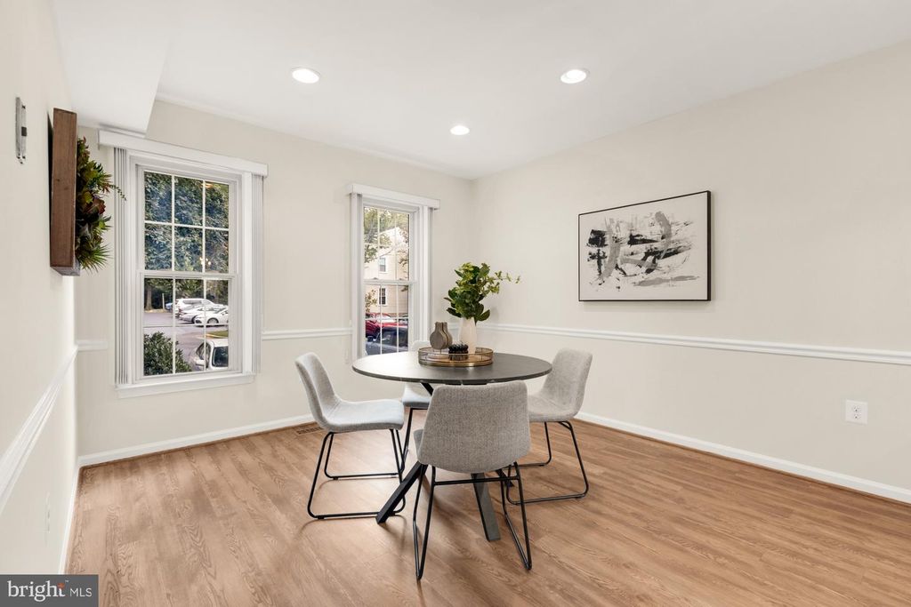 Image 14 of property listing at 19 SHAGBARK CT, Rockville, MD 20852