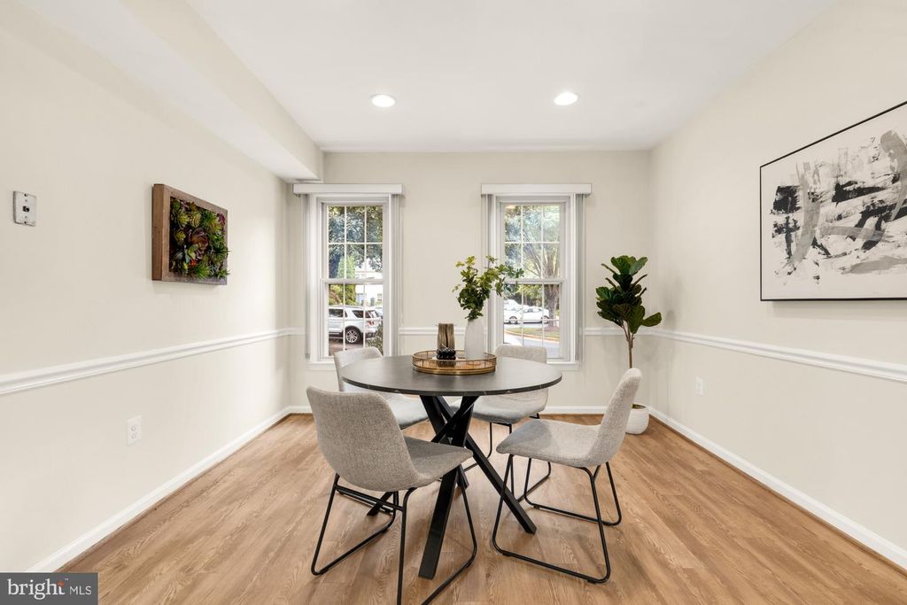 Image 15 of property listing at 19 SHAGBARK CT, Rockville, MD 20852