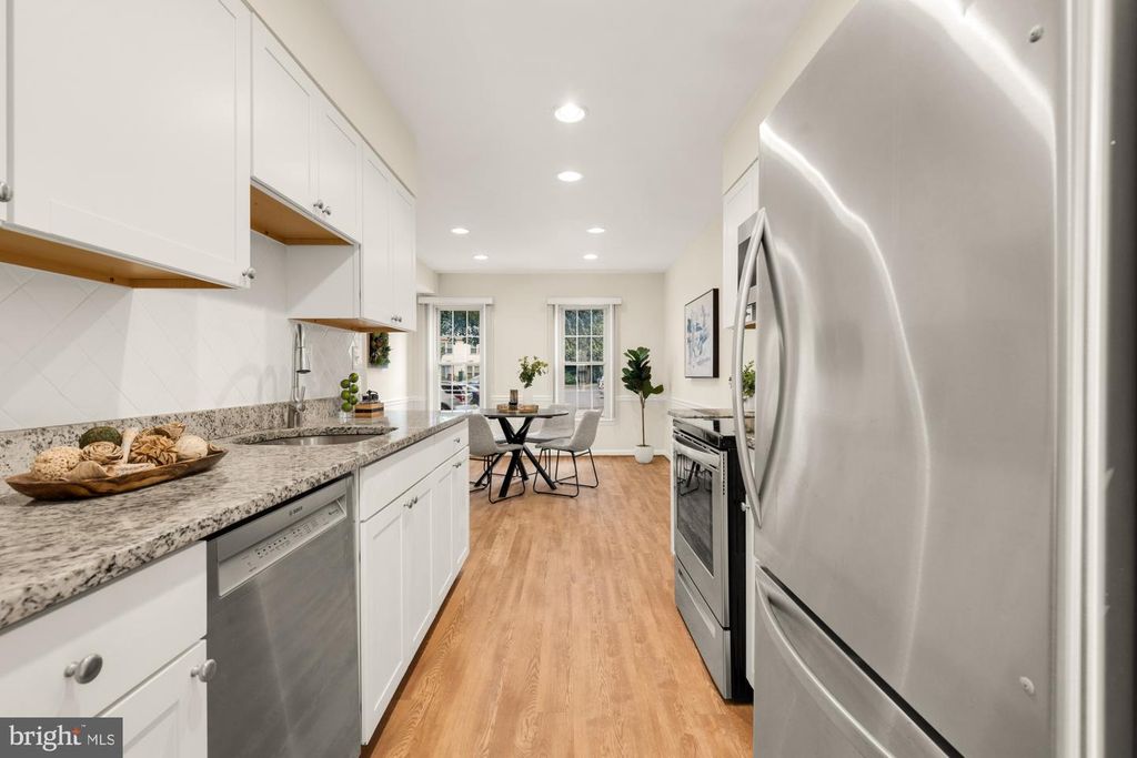 Image 18 of property listing at 19 SHAGBARK CT, Rockville, MD 20852