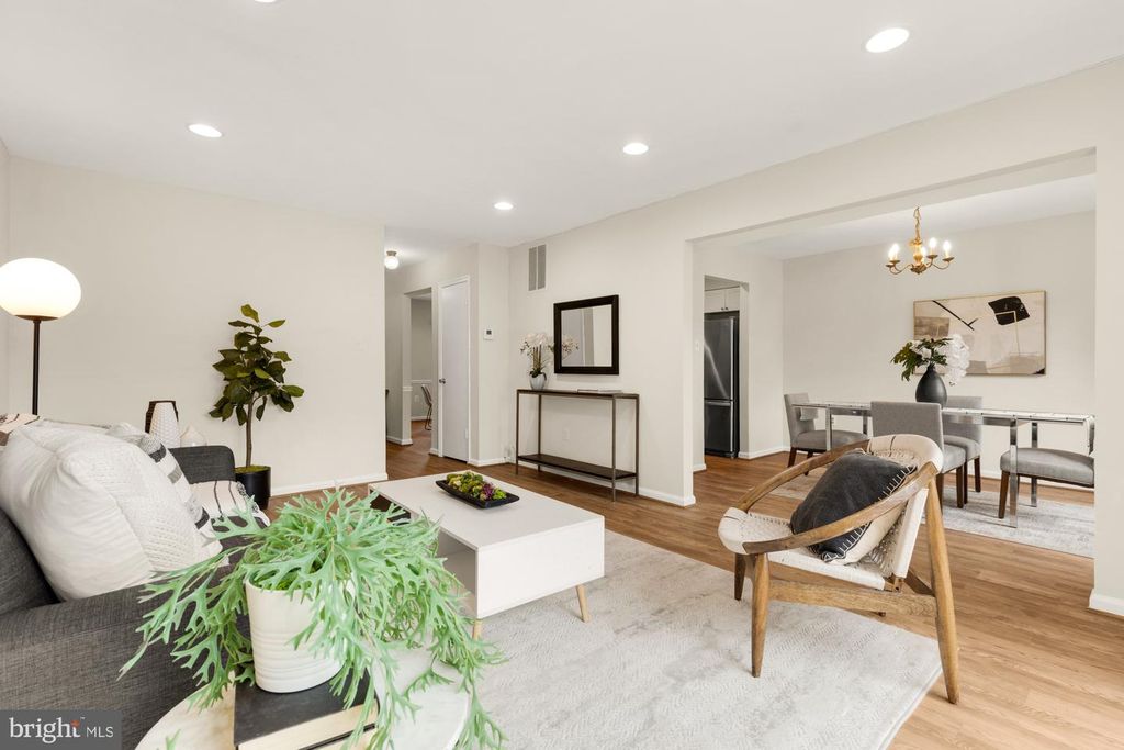 Image 2 of property listing at 19 SHAGBARK CT, Rockville, MD 20852