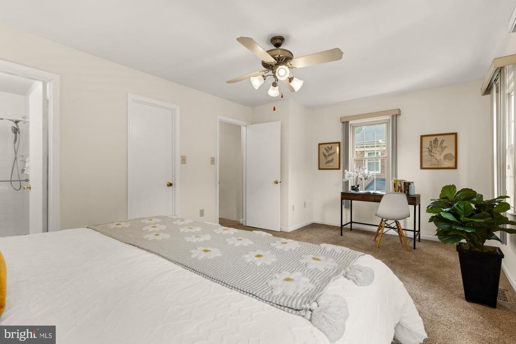 Image 23 of property listing at 19 SHAGBARK CT, Rockville, MD 20852