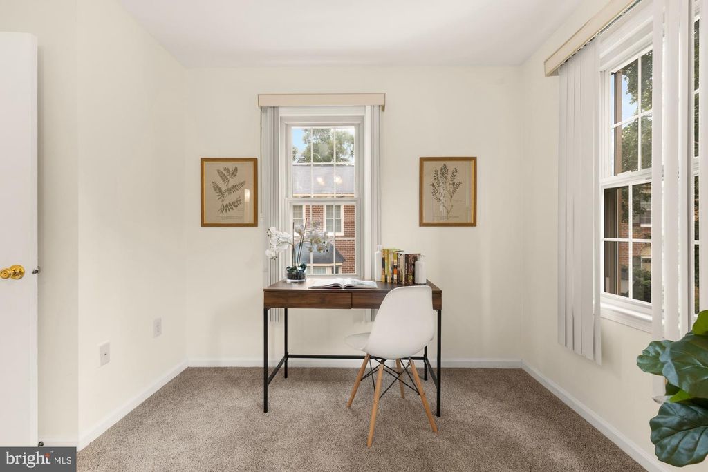 Image 24 of property listing at 19 SHAGBARK CT, Rockville, MD 20852