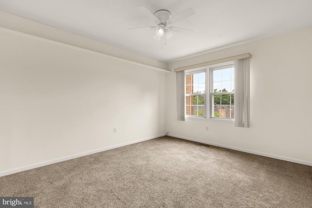 Image 26 of property listing at 19 SHAGBARK CT, Rockville, MD 20852