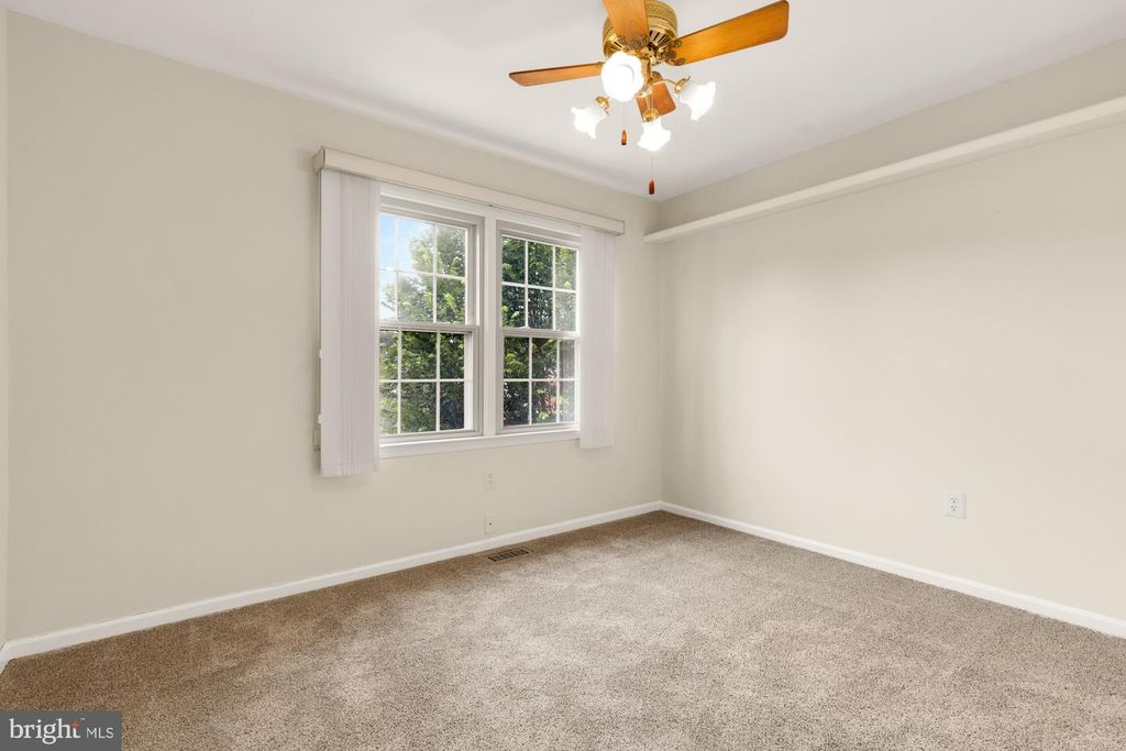 Image 28 of property listing at 19 SHAGBARK CT, Rockville, MD 20852