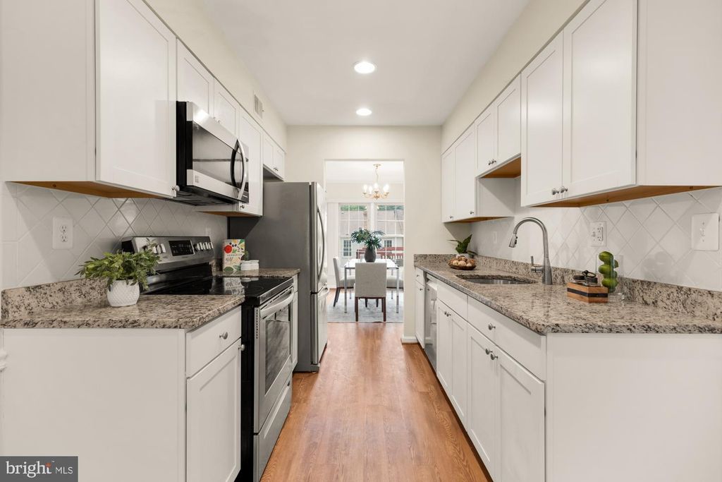Image 3 of property listing at 19 SHAGBARK CT, Rockville, MD 20852