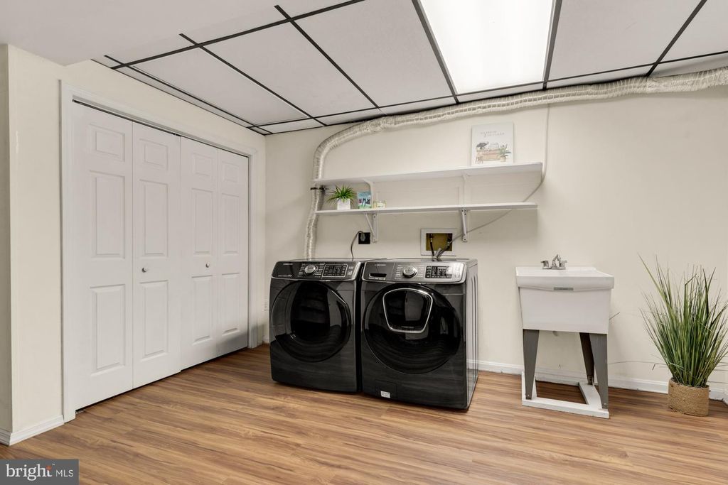 Image 32 of property listing at 19 SHAGBARK CT, Rockville, MD 20852
