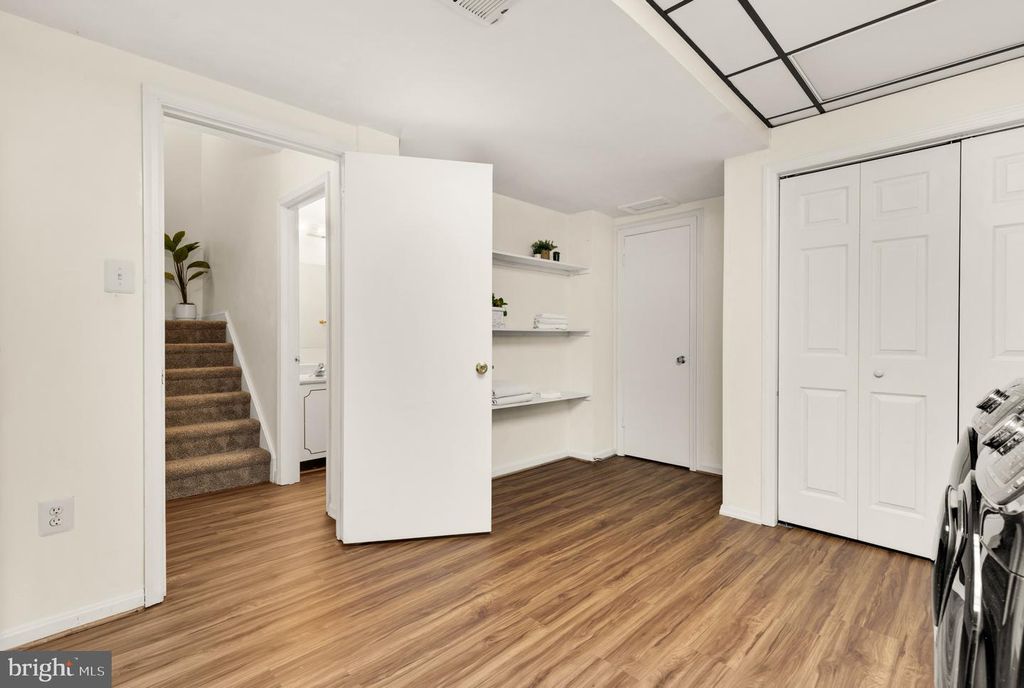 Image 33 of property listing at 19 SHAGBARK CT, Rockville, MD 20852