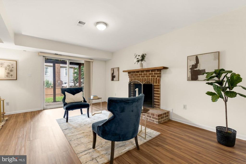 Image 34 of property listing at 19 SHAGBARK CT, Rockville, MD 20852