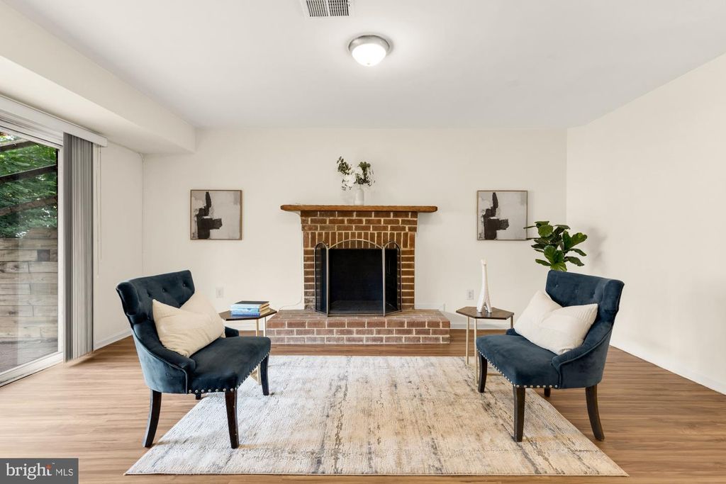 Image 35 of property listing at 19 SHAGBARK CT, Rockville, MD 20852