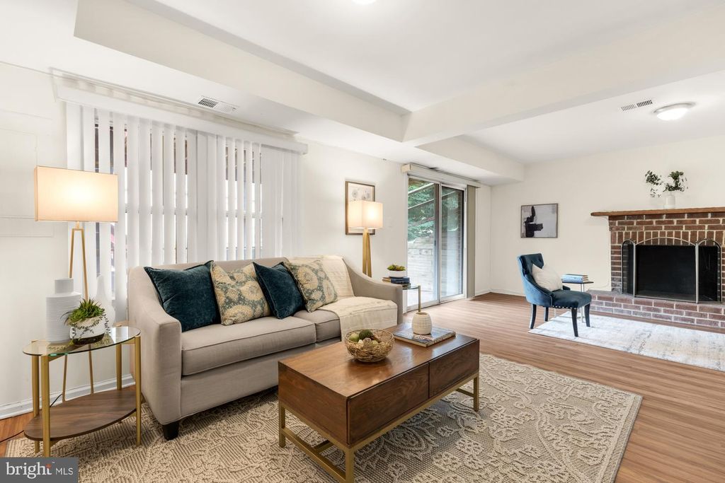 Image 38 of property listing at 19 SHAGBARK CT, Rockville, MD 20852