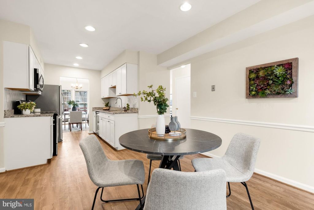 Image 6 of property listing at 19 SHAGBARK CT, Rockville, MD 20852