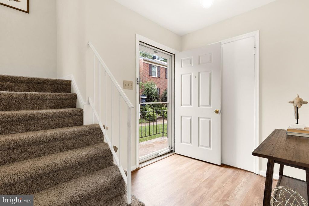 Image 9 of property listing at 19 SHAGBARK CT, Rockville, MD 20852