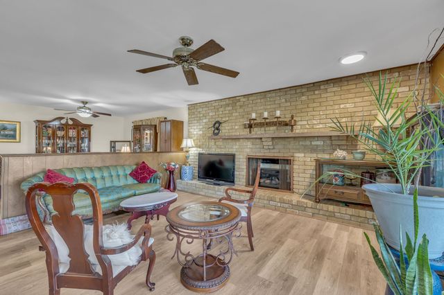 2012 York Drive, Edgecliff Village, TX 76134