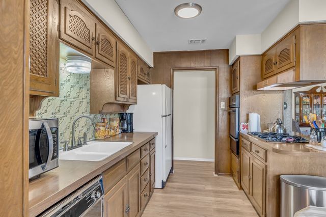 2012 York Drive, Edgecliff Village, TX 76134