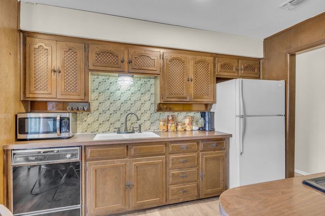 2012 York Drive, Edgecliff Village, TX 76134