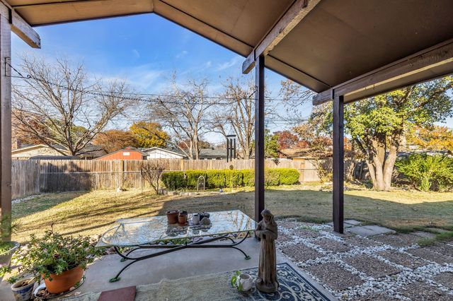 2012 York Drive, Edgecliff Village, TX 76134