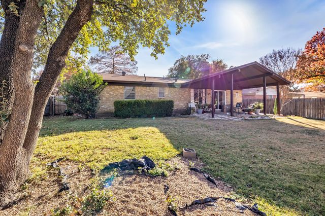 2012 York Drive, Edgecliff Village, TX 76134