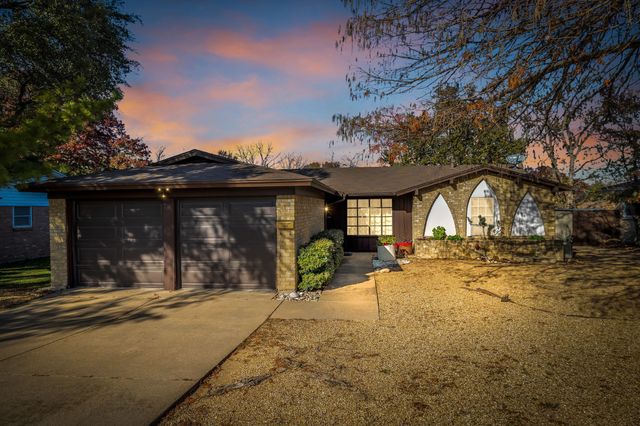 2012 York Drive, Edgecliff Village, TX 76134