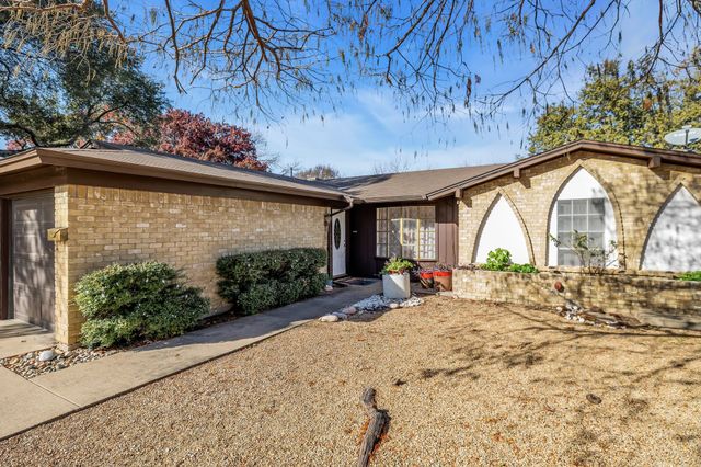 2012 York Drive, Edgecliff Village, TX 76134