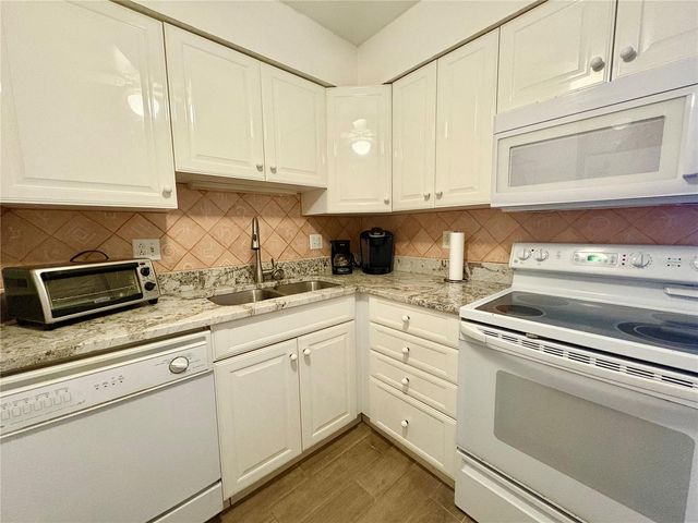 722 S BLVD OF THE PRESIDENTS 105, Sarasota, FL 34236