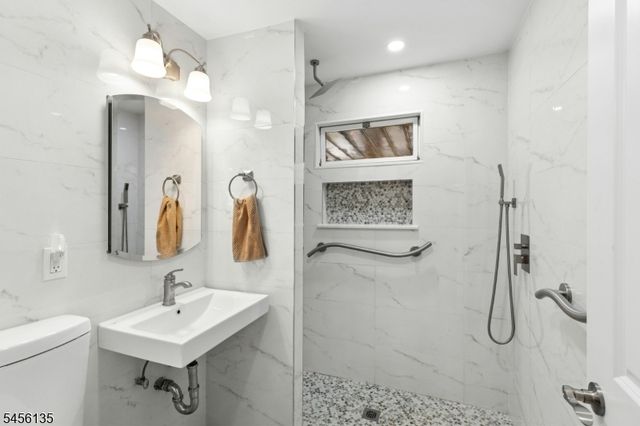 827 Pine St, Roselle Park Boro, NJ 07204