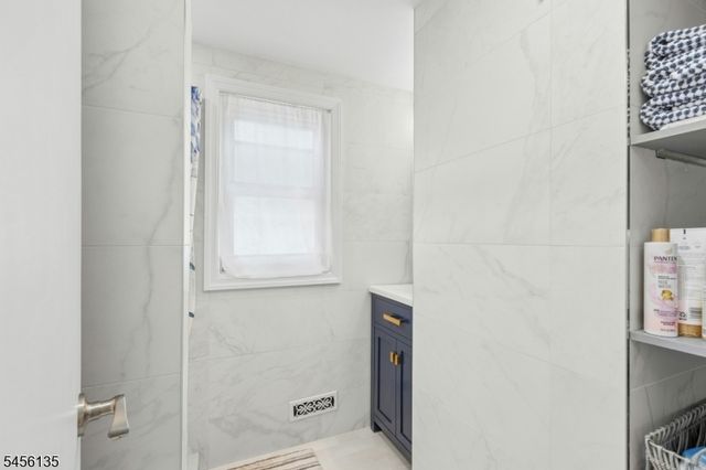 827 Pine St, Roselle Park Boro, NJ 07204
